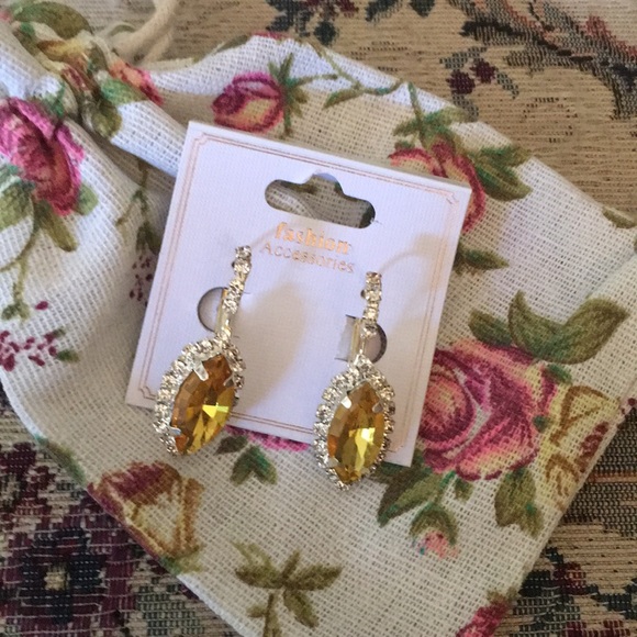 Yellow Rhinestone earrings with free pouch - Picture 3 of 4
